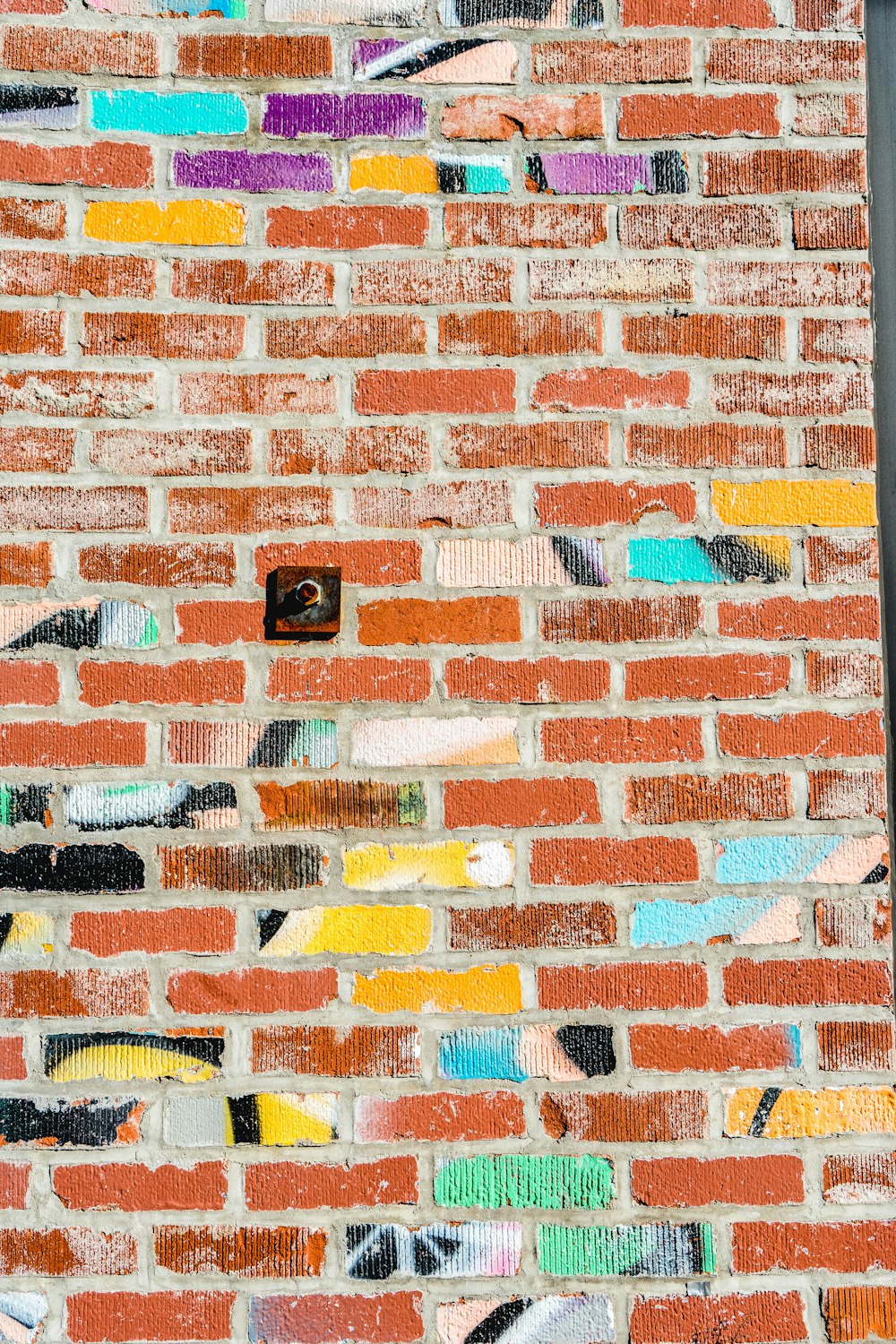 Pared de ladrillo marrón y blanco