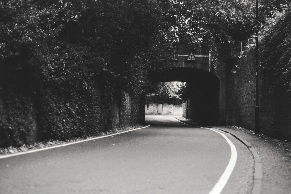 Foto en escala de grises de una carretera vacía