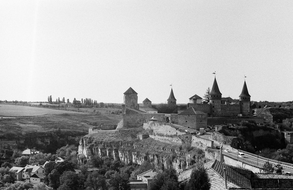 Una foto en blanco y negro de un castillo en una colina