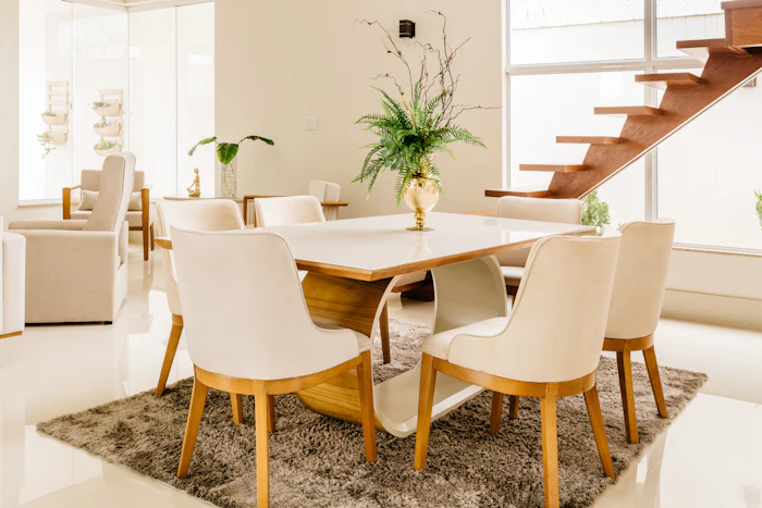 Salle à manger avec table ronde et chaises blanches