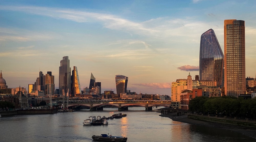 Skyline della città attraverso lo specchio d'acqua durante il giorno