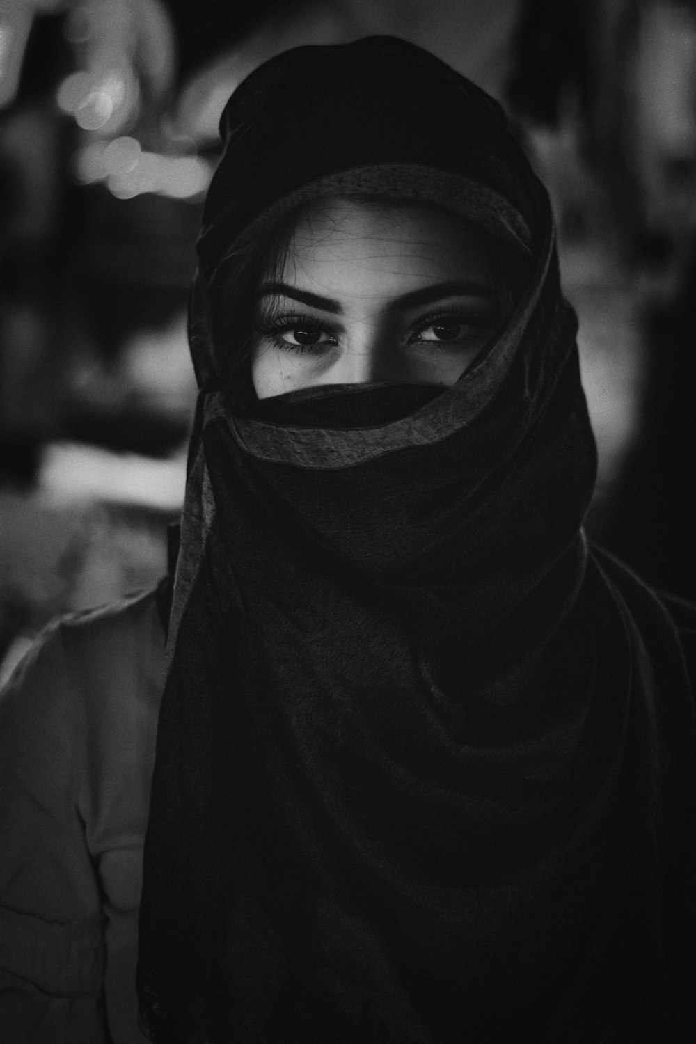 히잡을 쓴 여자의 그레이스케일 사진