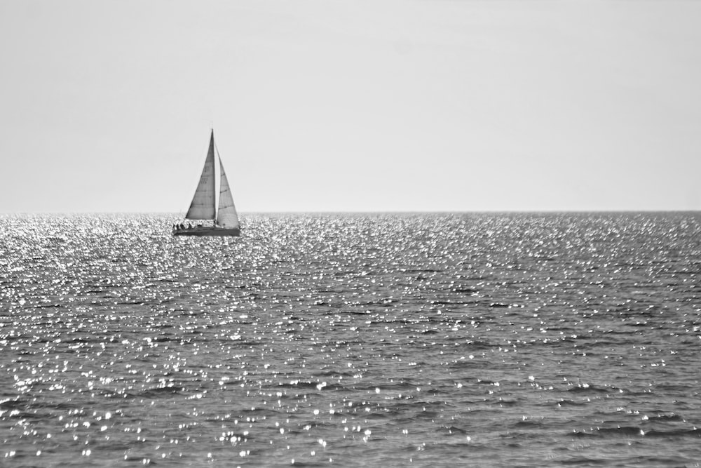 veleiro no mar durante o dia