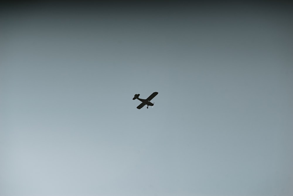 airplane in mid air during daytime