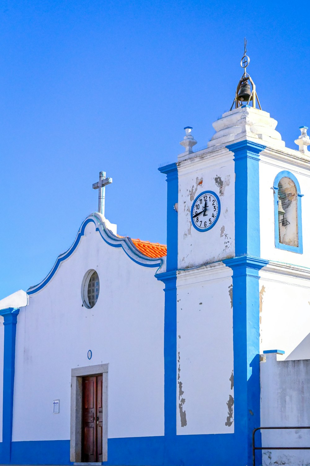 Iglesia de hormigón blanco y azul