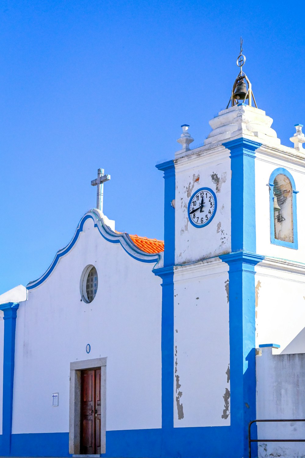 Chiesa in cemento bianco e blu