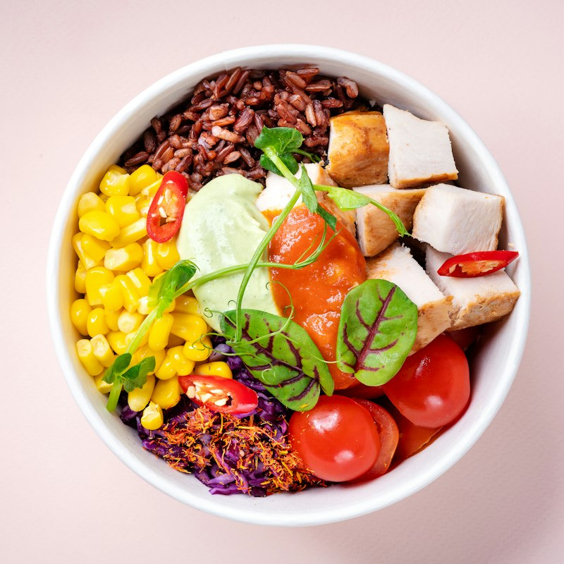 Bowl de salada com frango e legumes