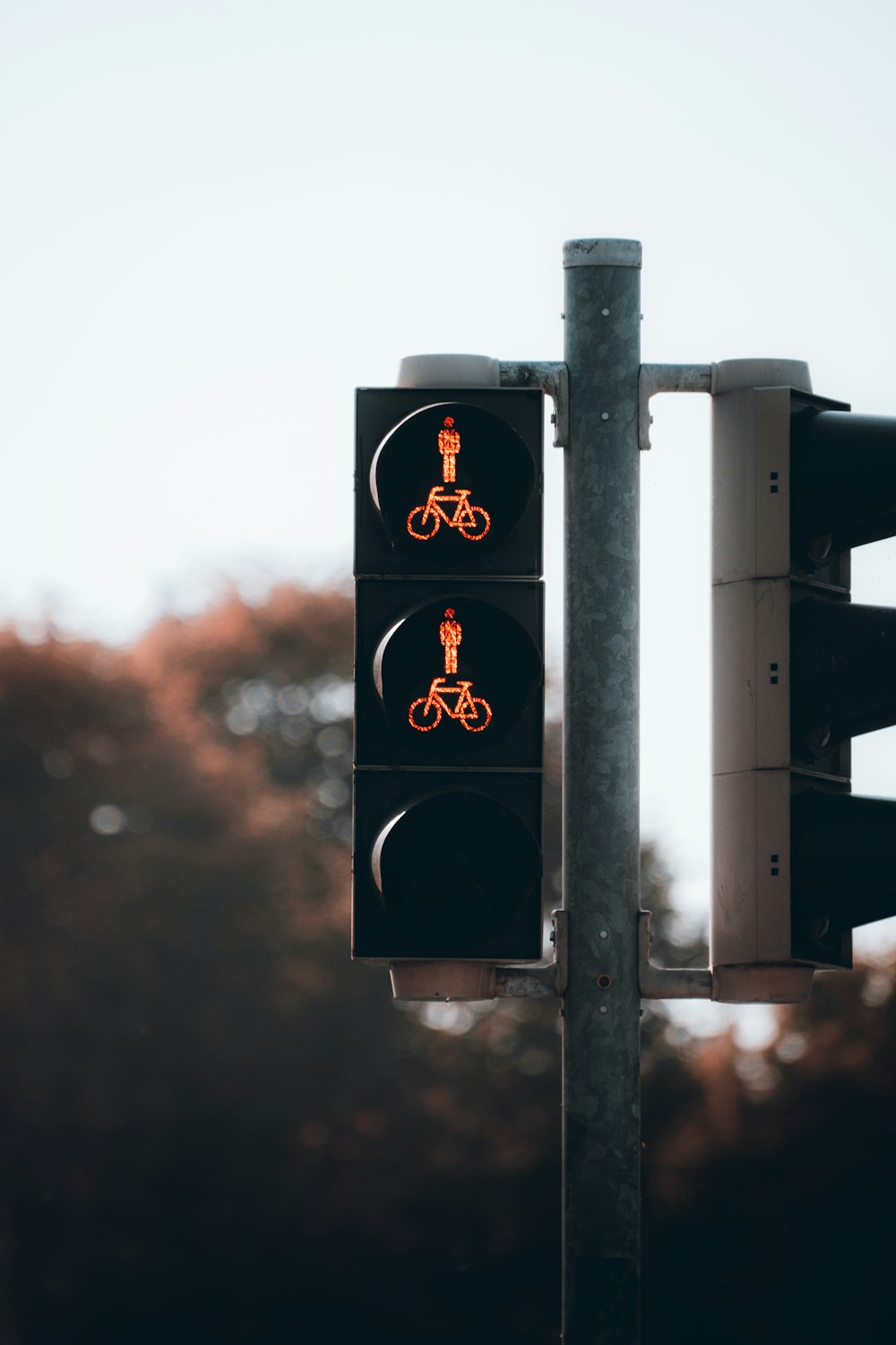 feu de signalisation noir avec feu rouge