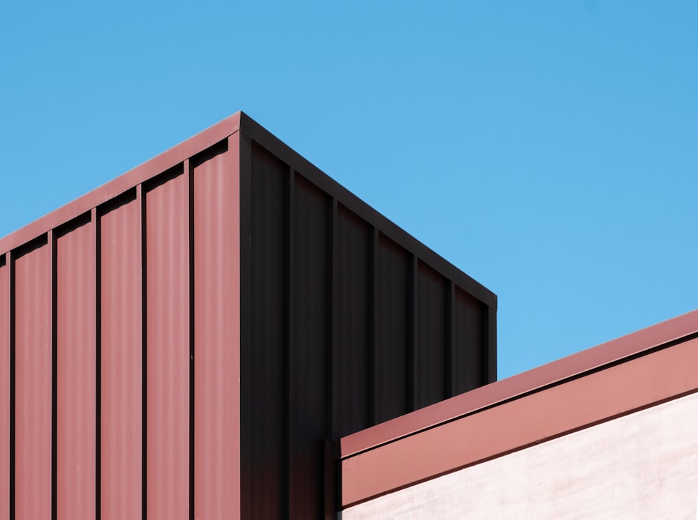 Clôture en bois marron sous le ciel bleu pendant la journée