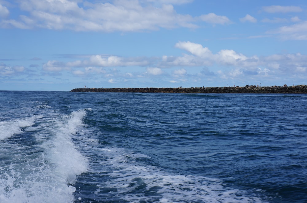 ondas do oceano batendo em terra durante o dia