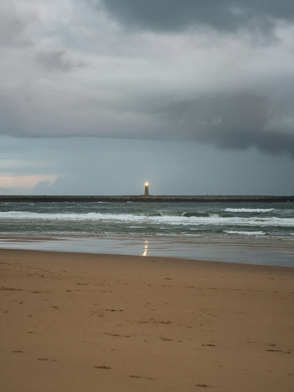 plan d’eau sous ciel nuageux pendant la journée