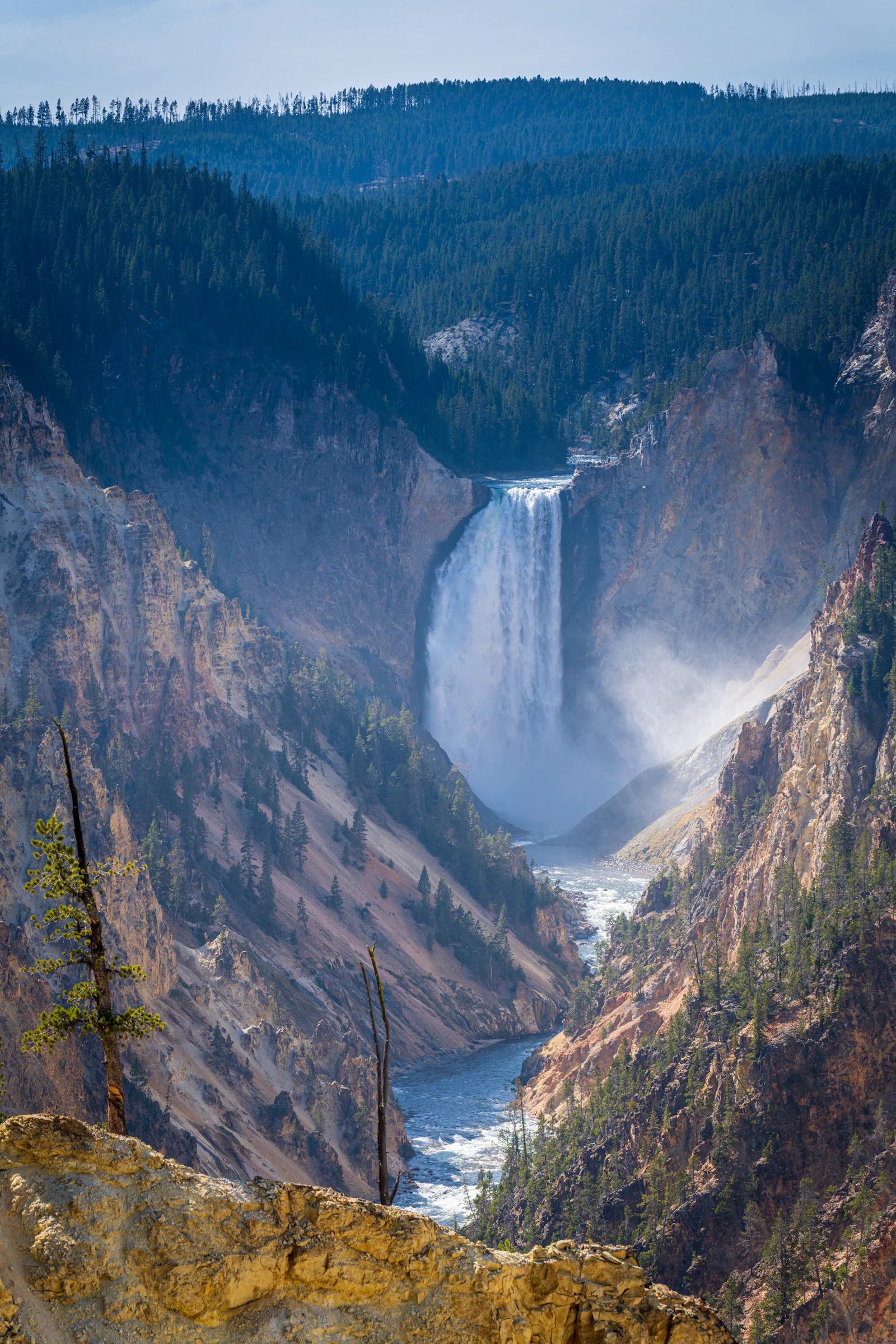 Cascade dévalant une paroi entre les montagnes, image d'illustration