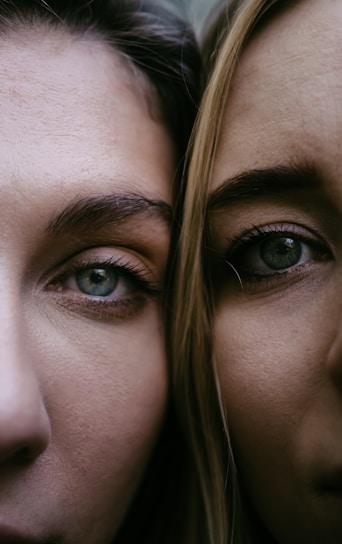 womans face in close up photography