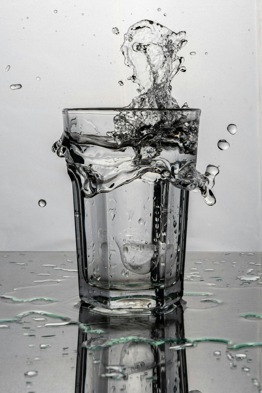 copo de beber transparente com água