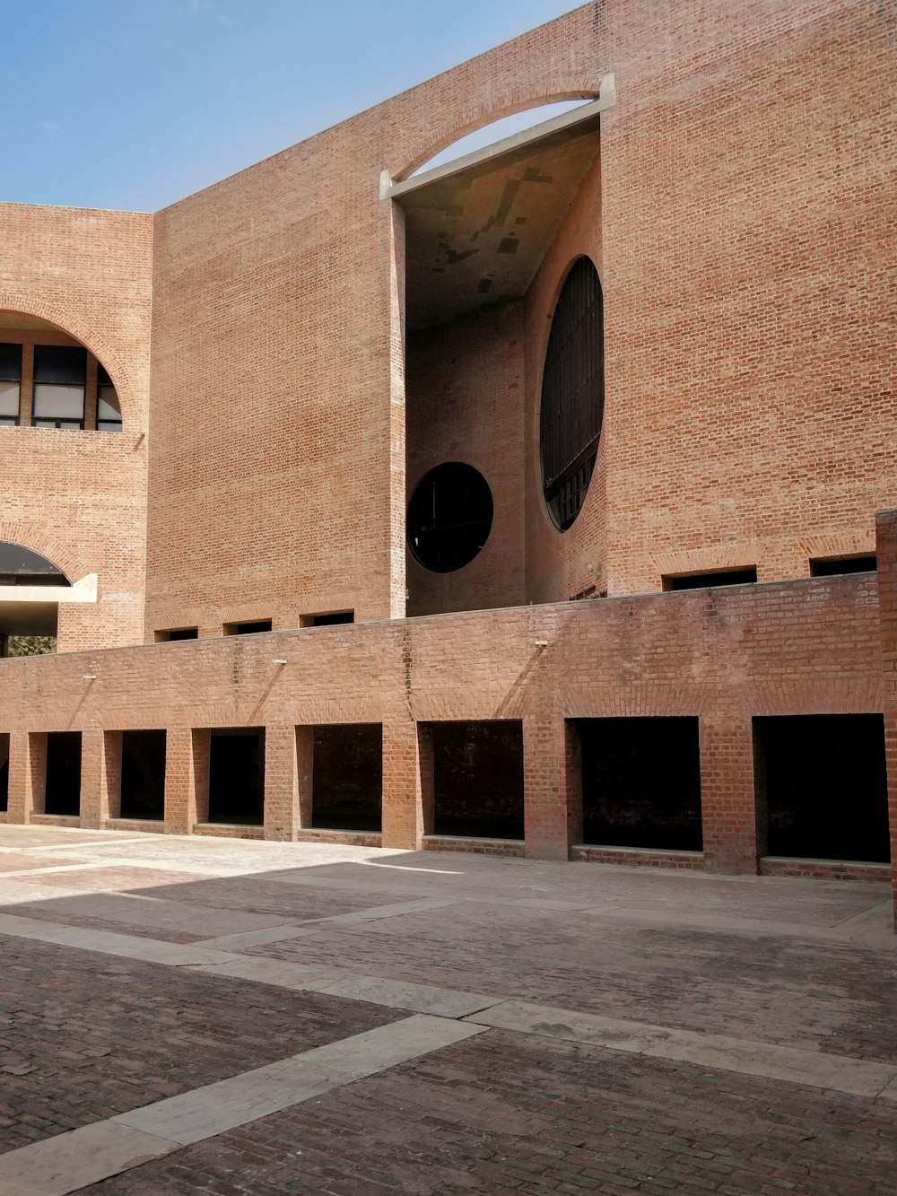 edificio in mattoni marroni sotto il cielo blu durante il giorno