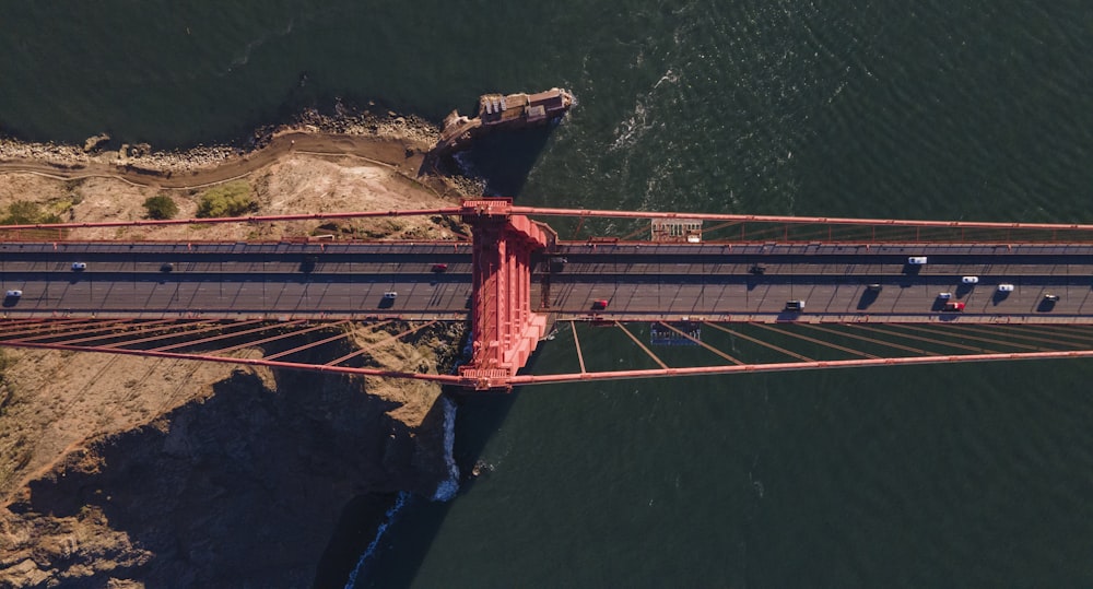 Luftaufnahme der Brücke über Wasser