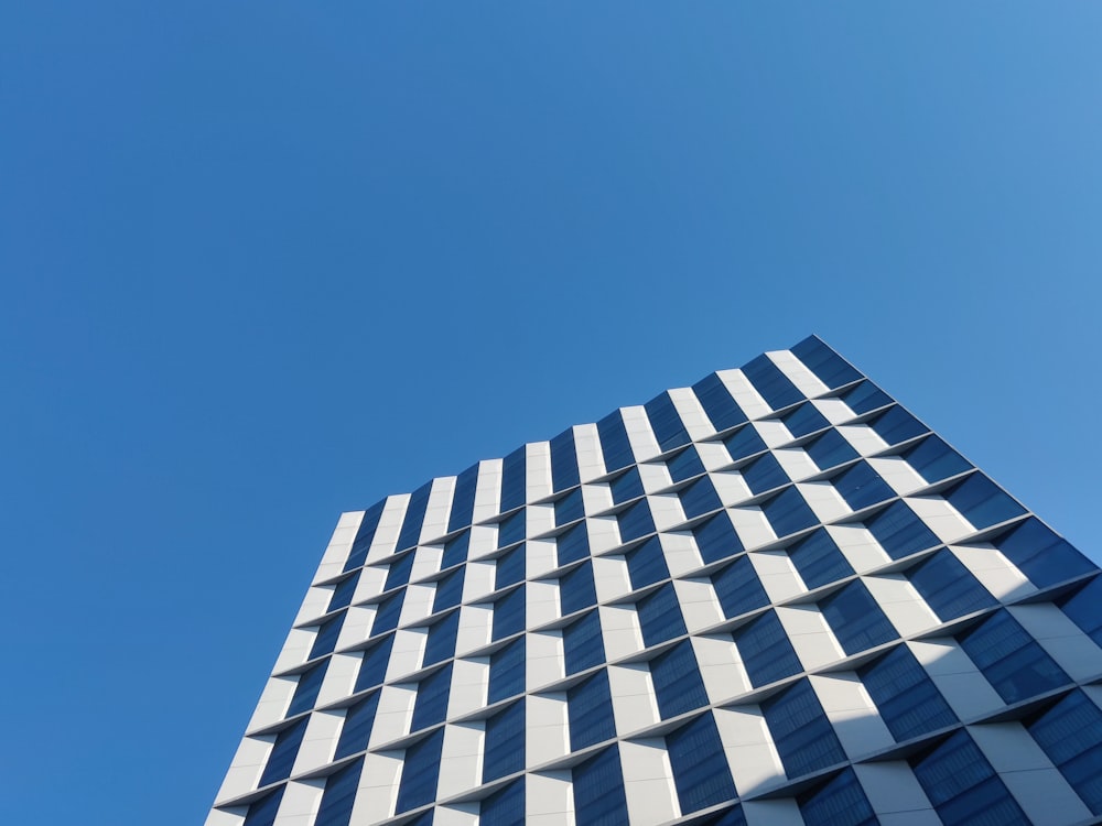 昼間の青空に白と黒のコンクリートの建物