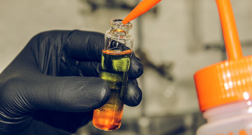 Bouteille en verre transparent avec poignée orange