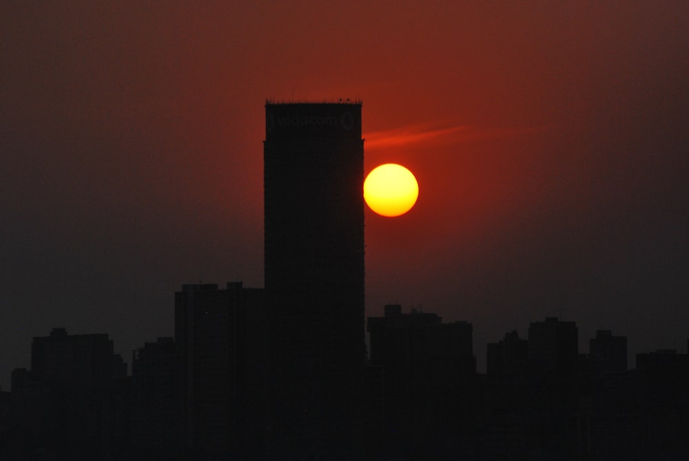 夕暮れ時の建物のシルエット