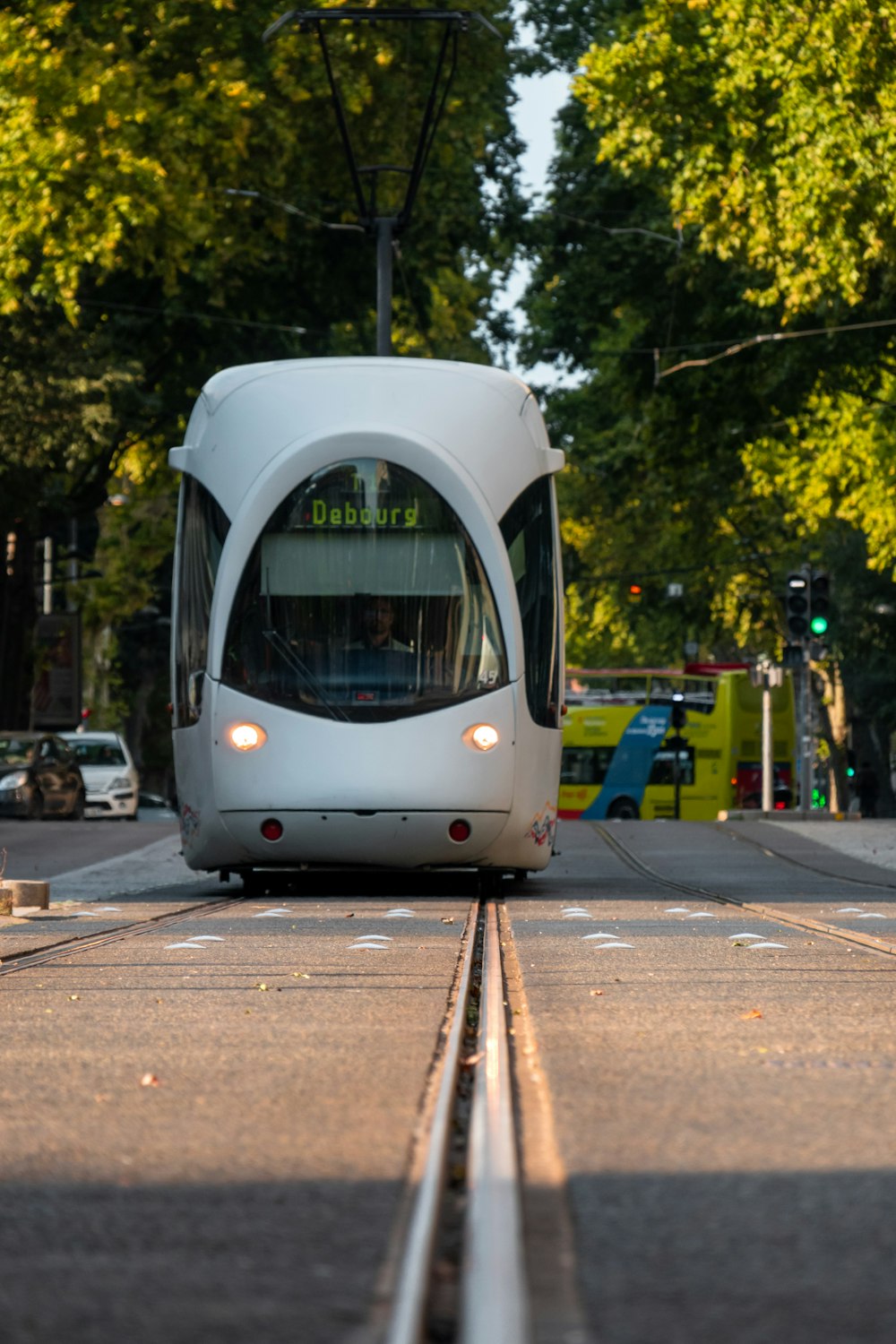 Tren blanco y azul en la calle durante el día