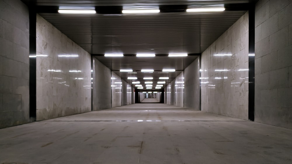 empty hallway with white ceiling