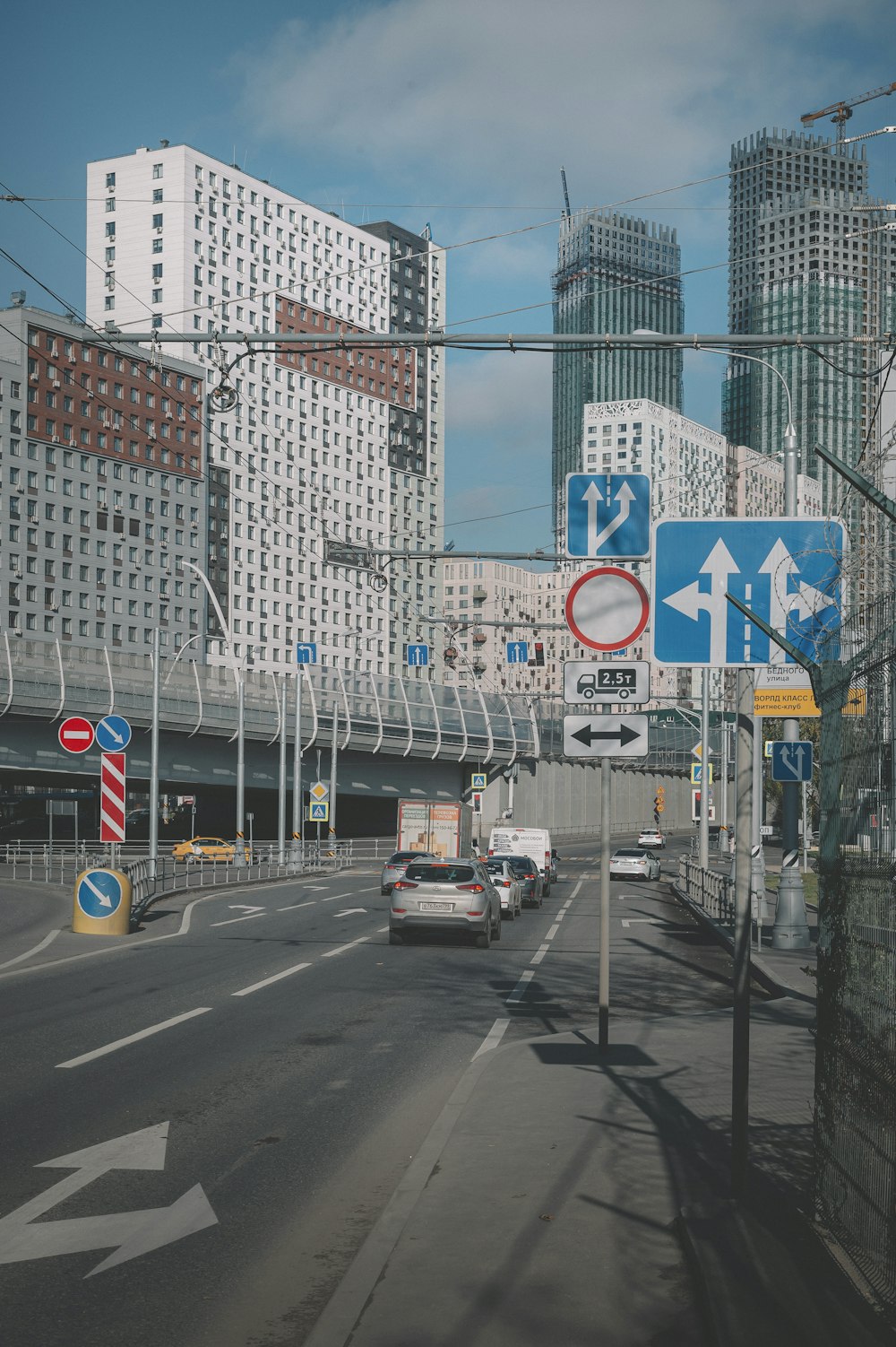 Autos tagsüber auf der Straße