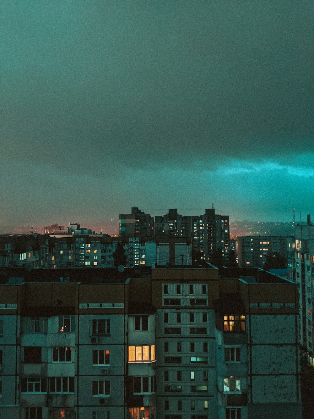 Edificio de hormigón marrón y negro bajo cielo azul