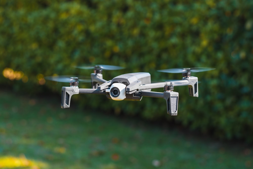 Drone blanc et noir dans les airs pendant la journée