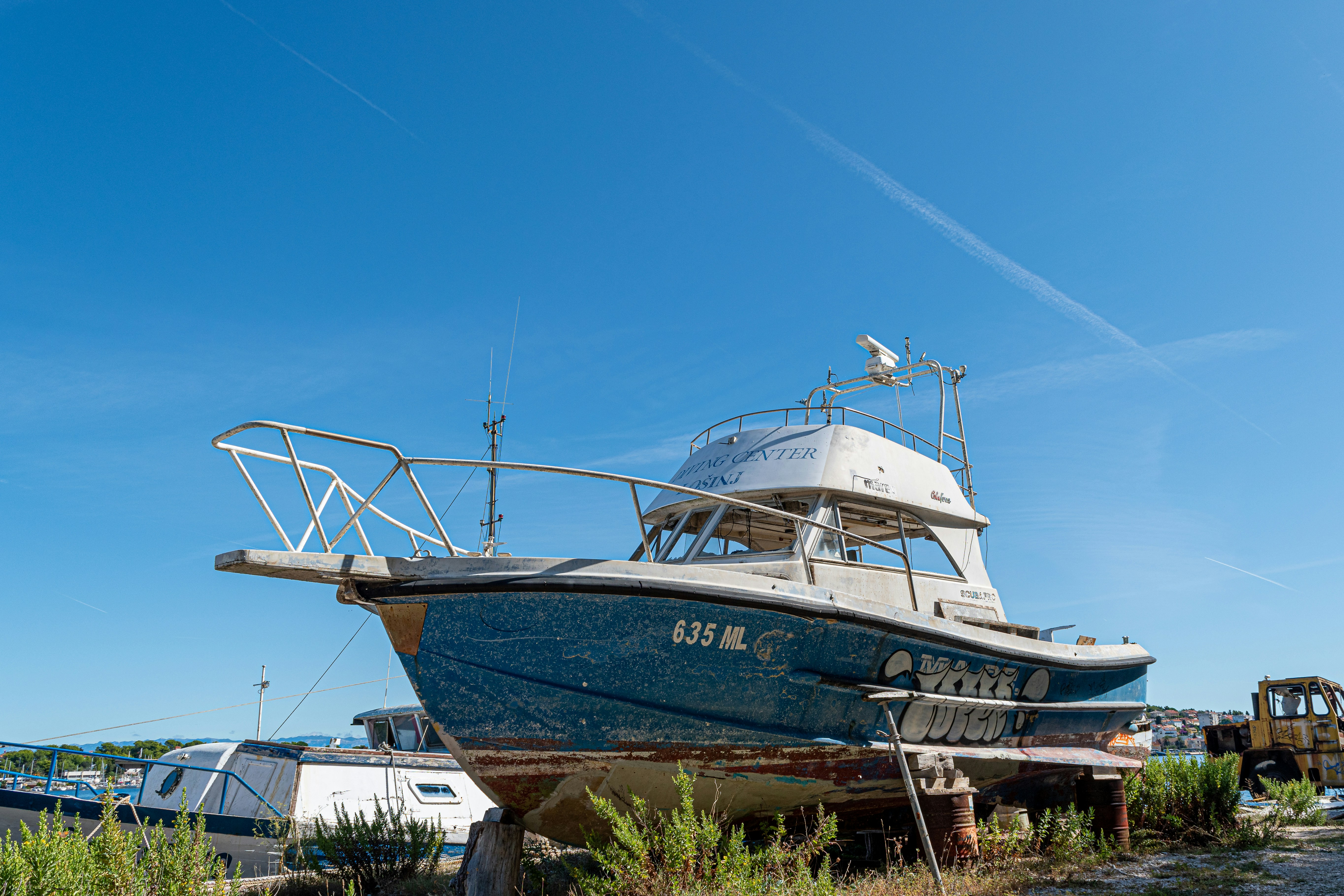 weißes und braunes Boot tagsüber auf dem Seesteg