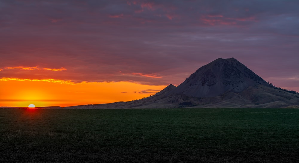 Grauer Berg in der Nähe des Gewässers während des Tages