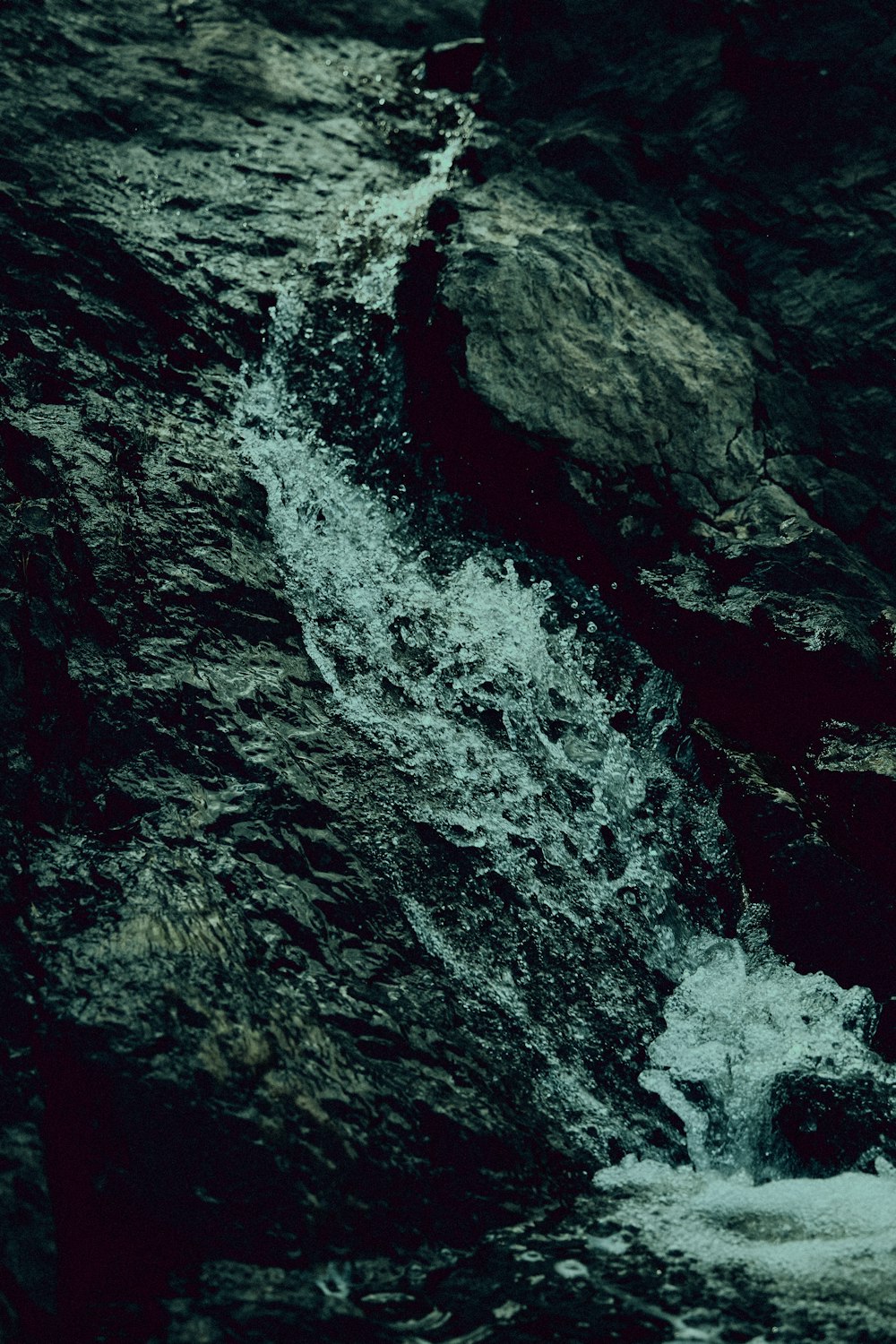 Wasserwellen, die tagsüber auf Felsen treffen