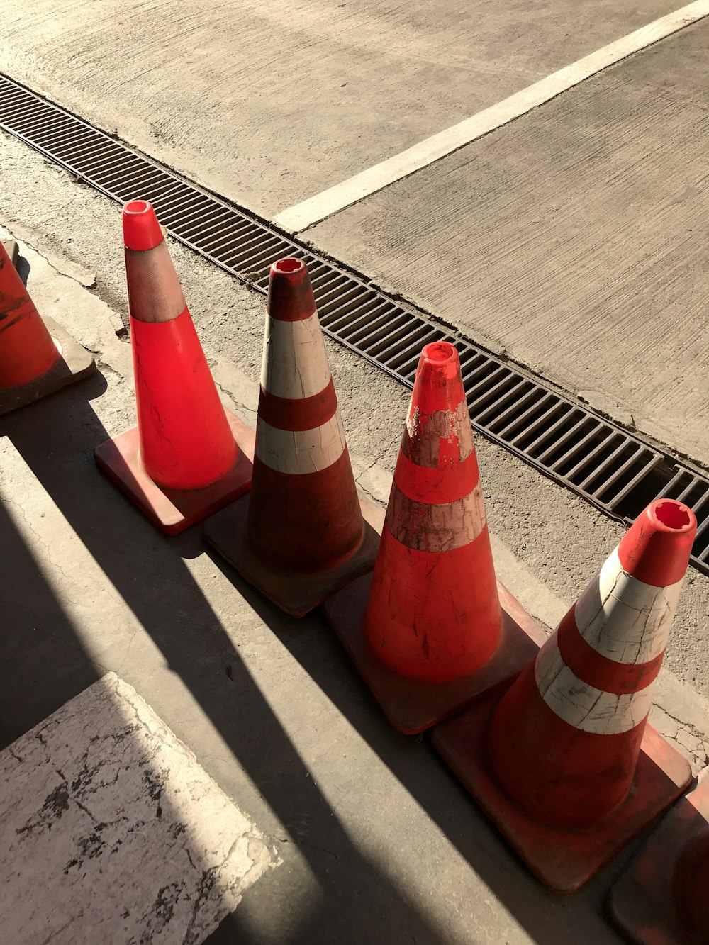 cône de signalisation rouge et blanc