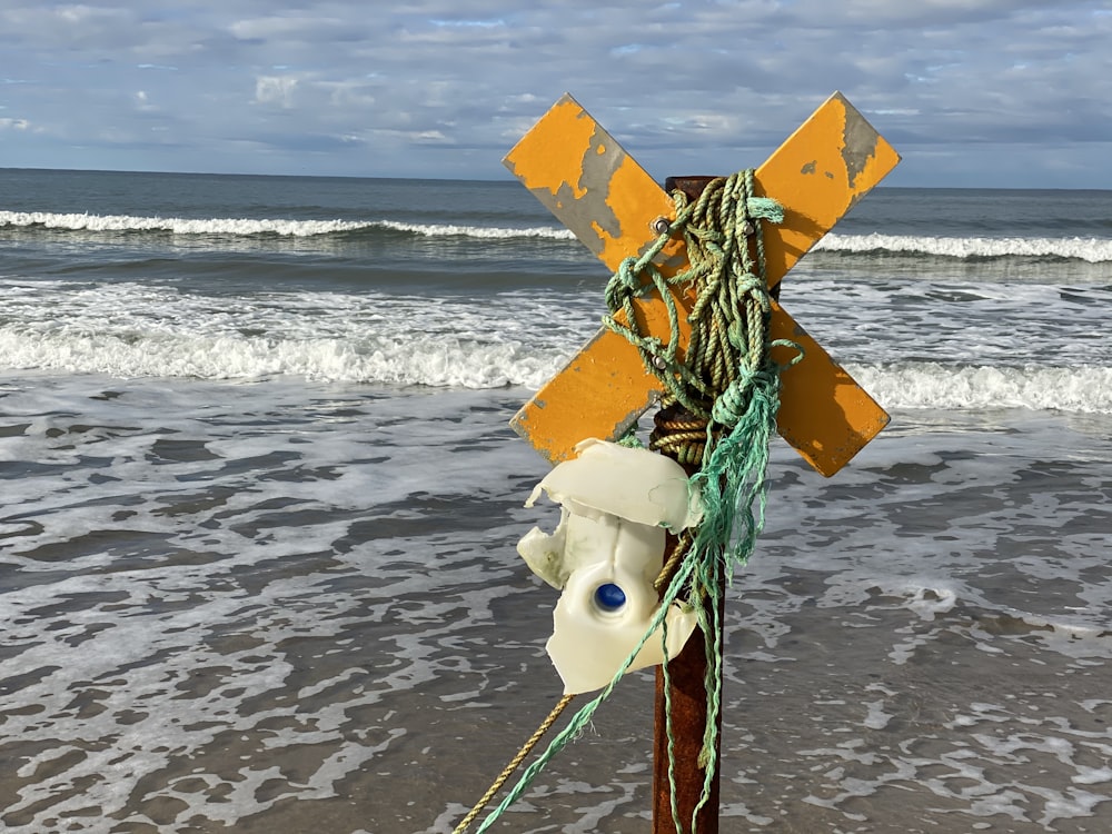 barchetta di carta gialla e verde sulla spiaggia durante il giorno