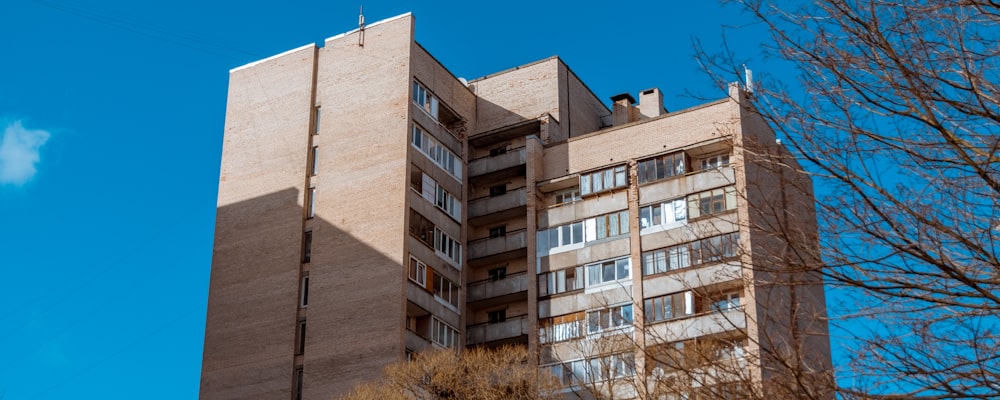 edificio in cemento marrone durante il giorno