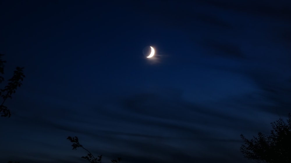Luna llena sobre el cielo