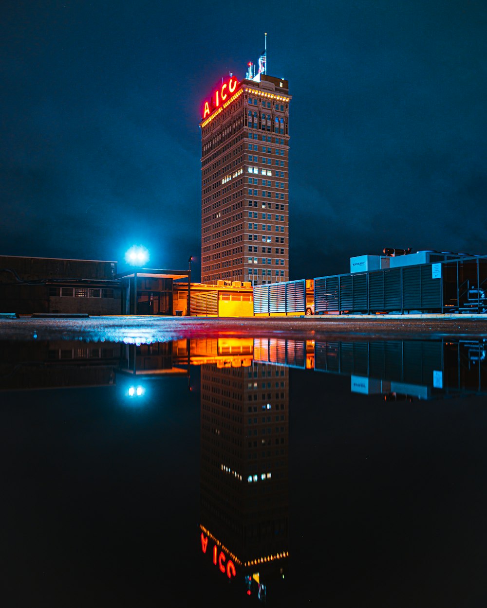 야간에 수역 근처의 고층 건물