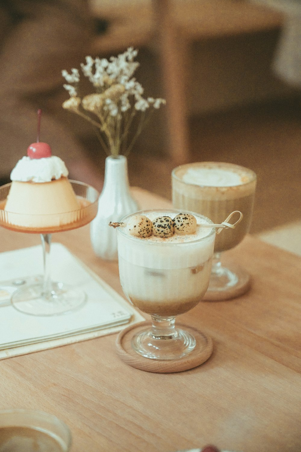 tazza in vetro trasparente con liquido bianco