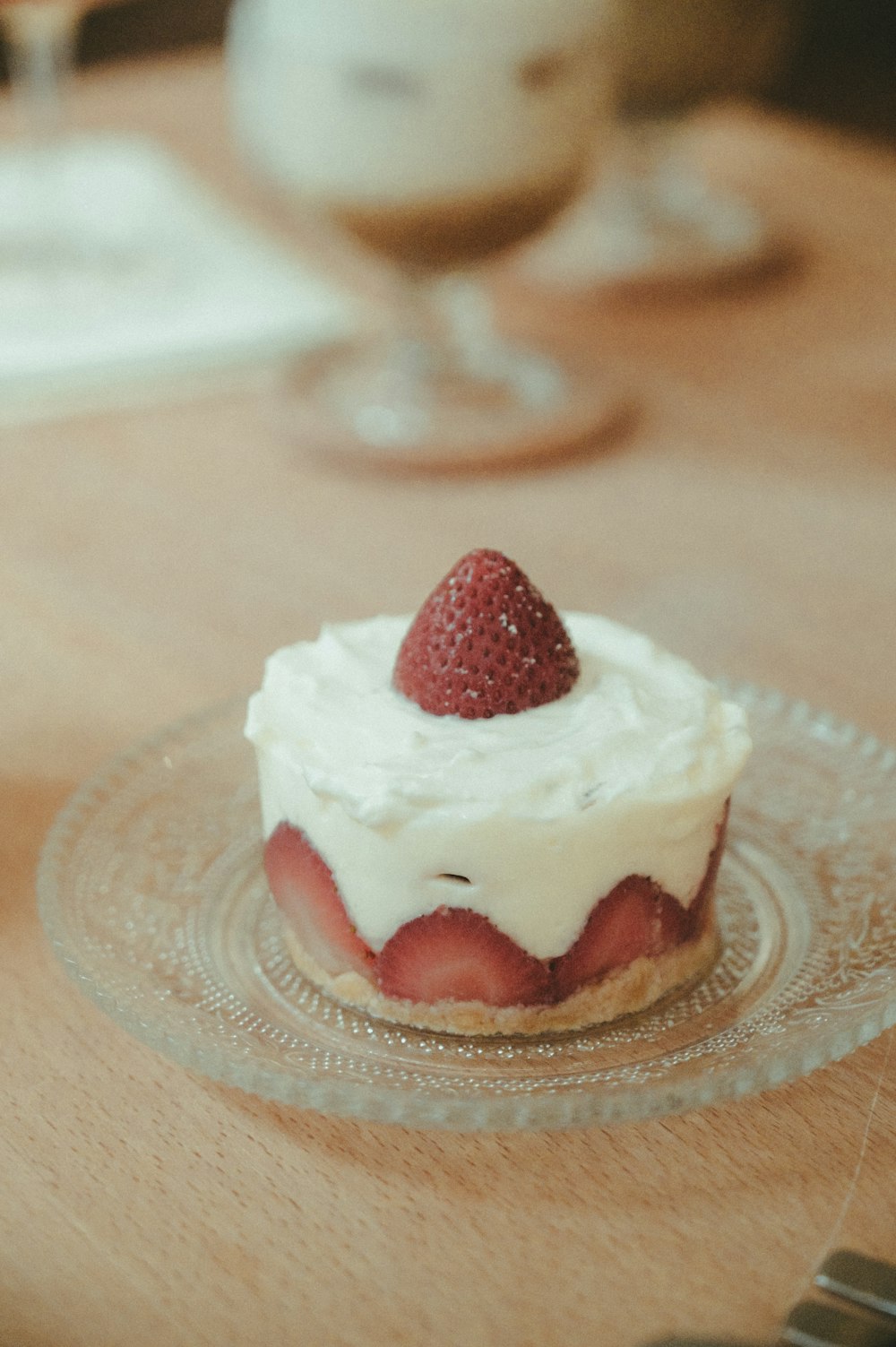 helado de fresa en plato de cerámica blanca