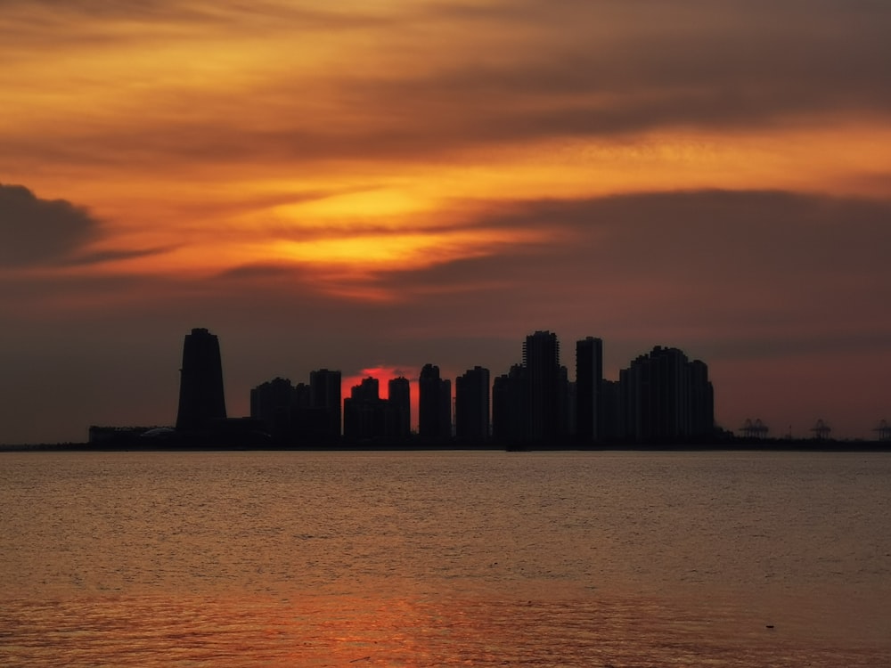 silhueta do horizonte da cidade durante o pôr do sol
