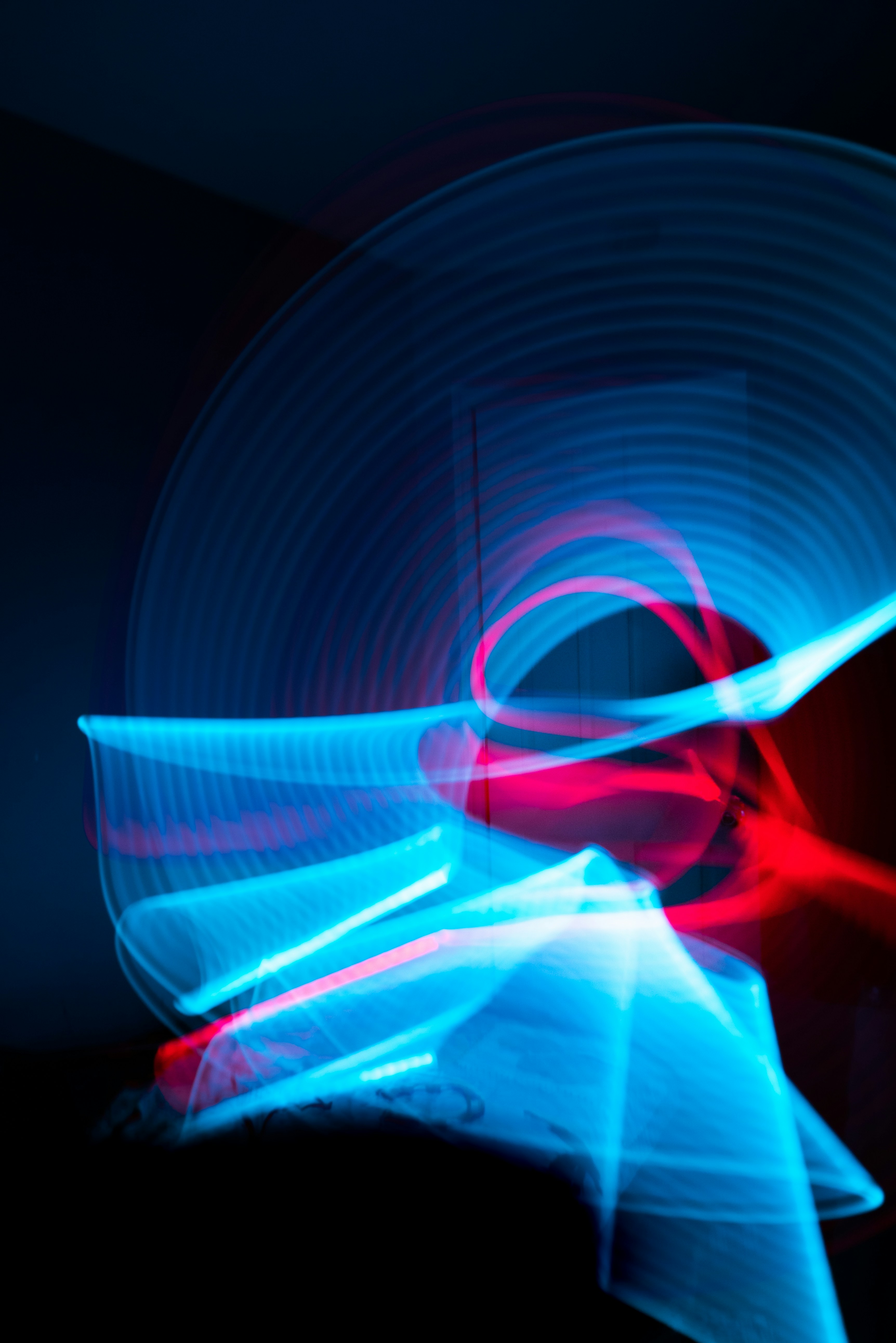 青と白の光のデジタル壁紙の写真 Unsplashで見つけるライトの無料写真