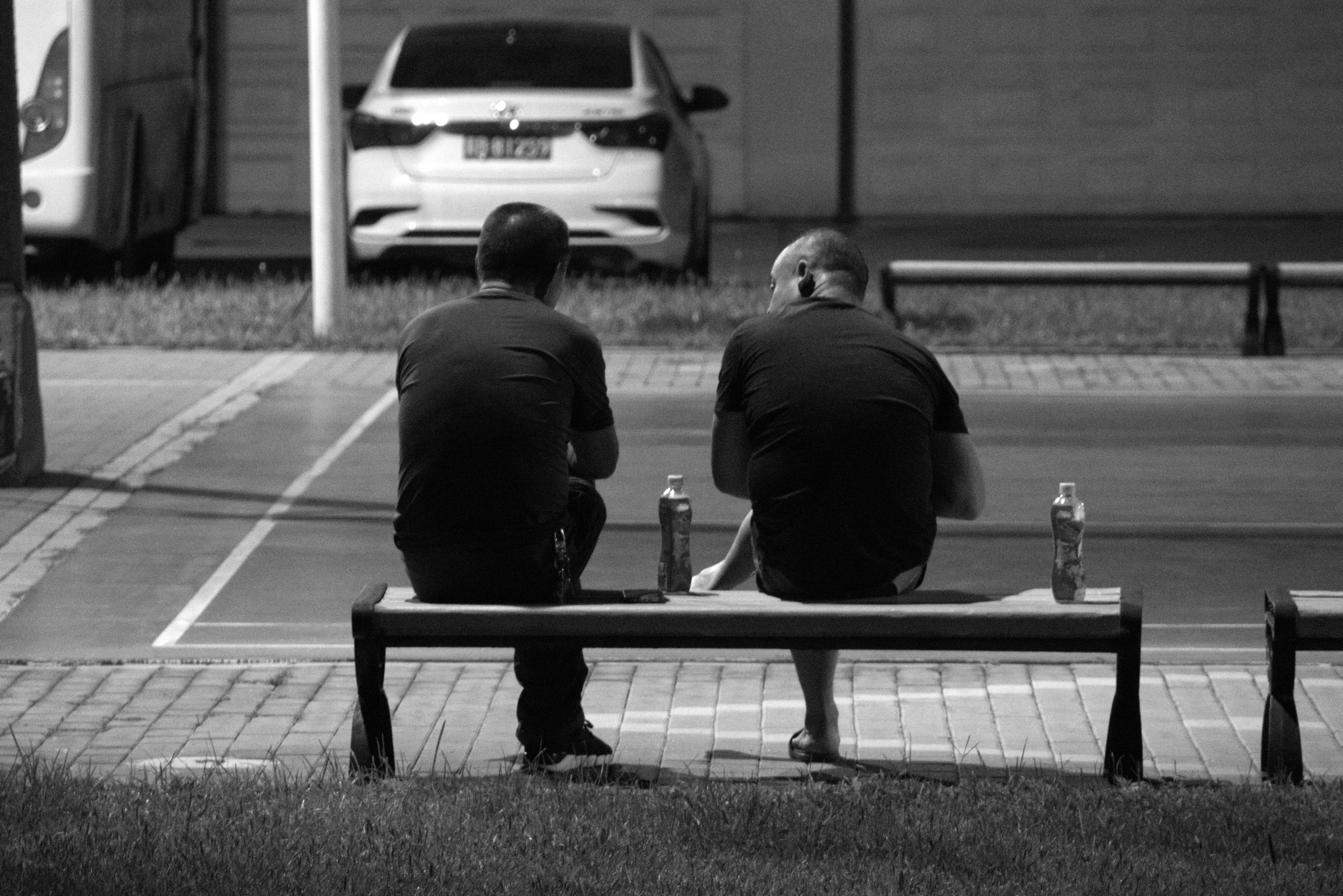 A stark, somewhat blurred photo of two men, Ranga and Billa, in police custody or during their trial, reflecting their notoriety.