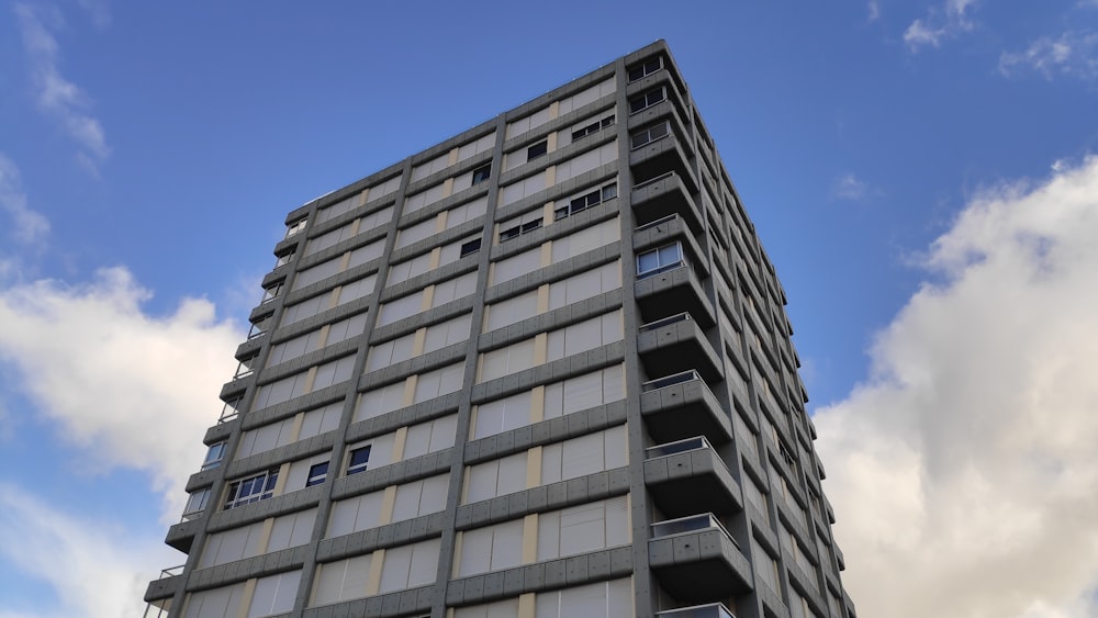 Weißes Betongebäude unter blauem Himmel tagsüber