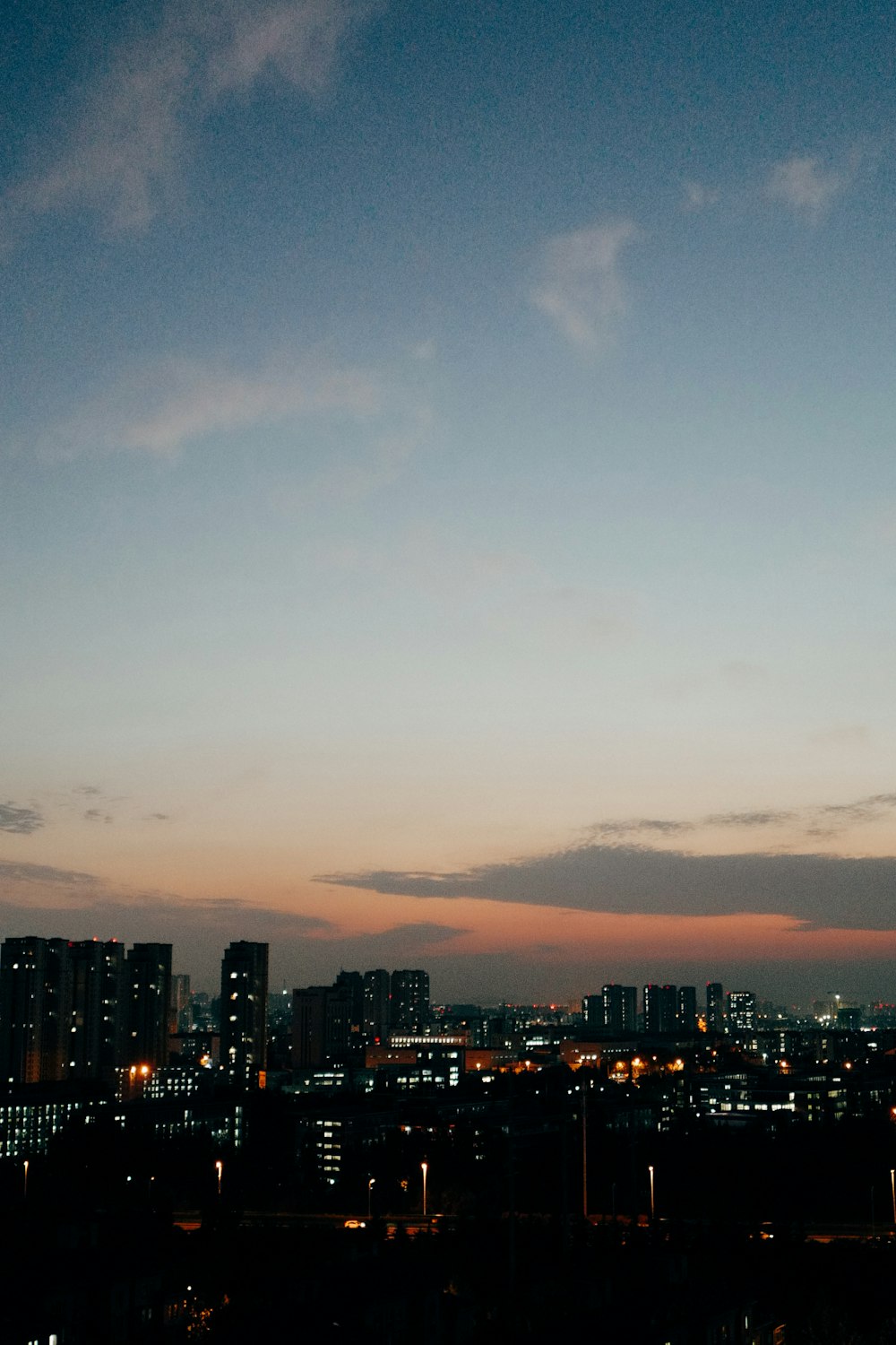 Skyline der Stadt unter blauem Himmel bei Sonnenuntergang