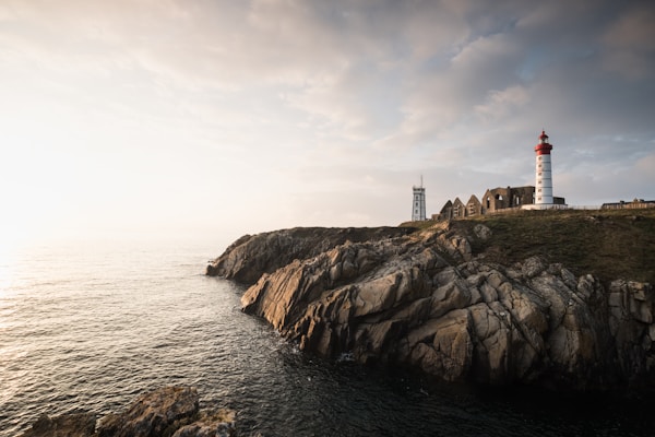 Phare et formation rocheuse à la pointe du Finistère, Bretagne