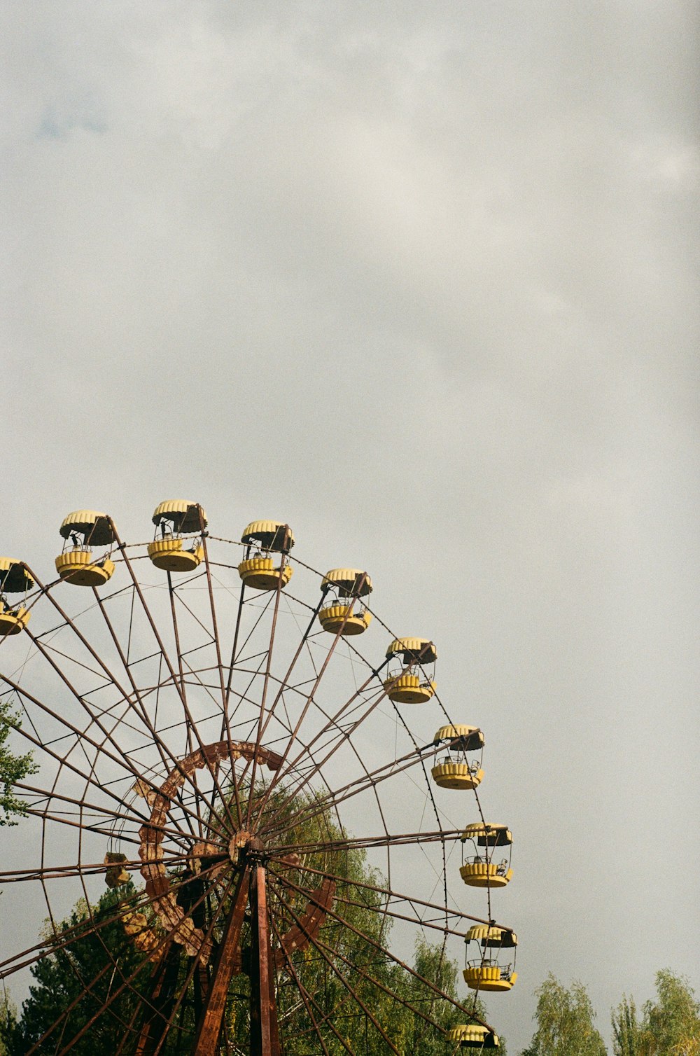 ruota panoramica bianca e gialla sotto il cielo bianco