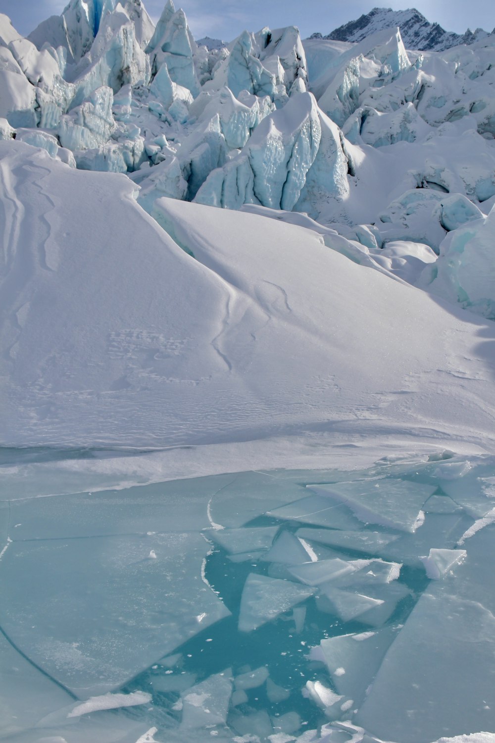 montanha coberta de neve branca durante o dia