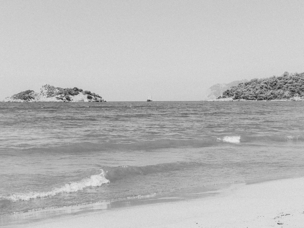 foto em tons de cinza das ondas do oceano