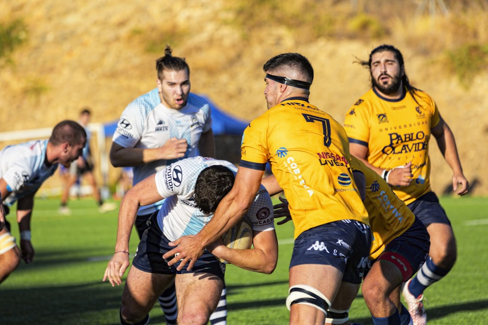 groupe d’hommes en chemise de maillot de football bleu et jaune