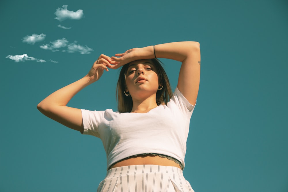 Mujer con camisa blanca y falda blanca