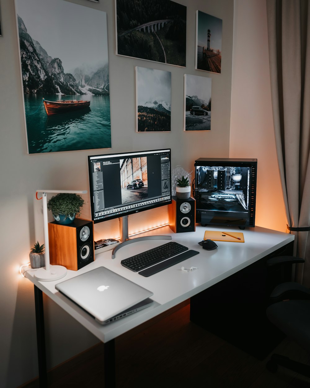 MacBook Pro sur bureau en bois marron